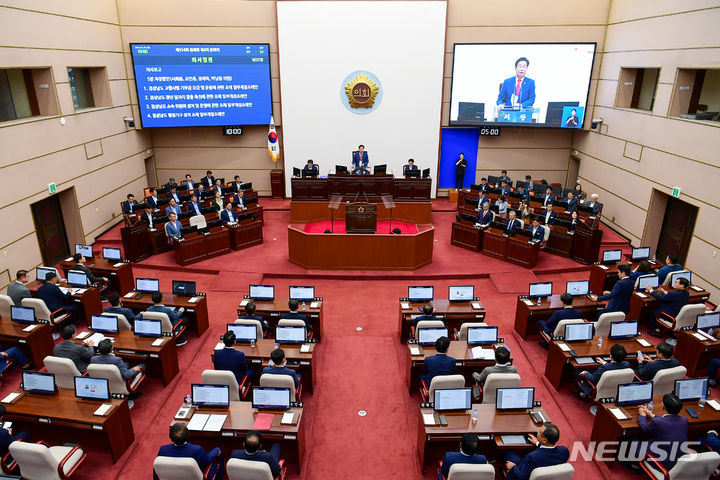 [창원=뉴시스] 경남도의회 김진부 의장이 지난 18일 오후 제414회 정례회 제4차 본회의를 진행하고 있다.)사진=경남도의회 제공) 2024.06.25. photo@newsis.com 