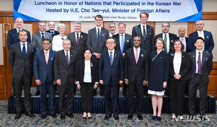 [서울=뉴시스] 조태열 외교부 장관은 25일 오후 대구에서 6·25 전쟁 참전국 주한 외교단들과 오찬을 갖고 참전국과 참전용사 200만여 명들의 희생과 노고에 경의를 표했다. (사진= 외교부 제공) photo@newsis.com