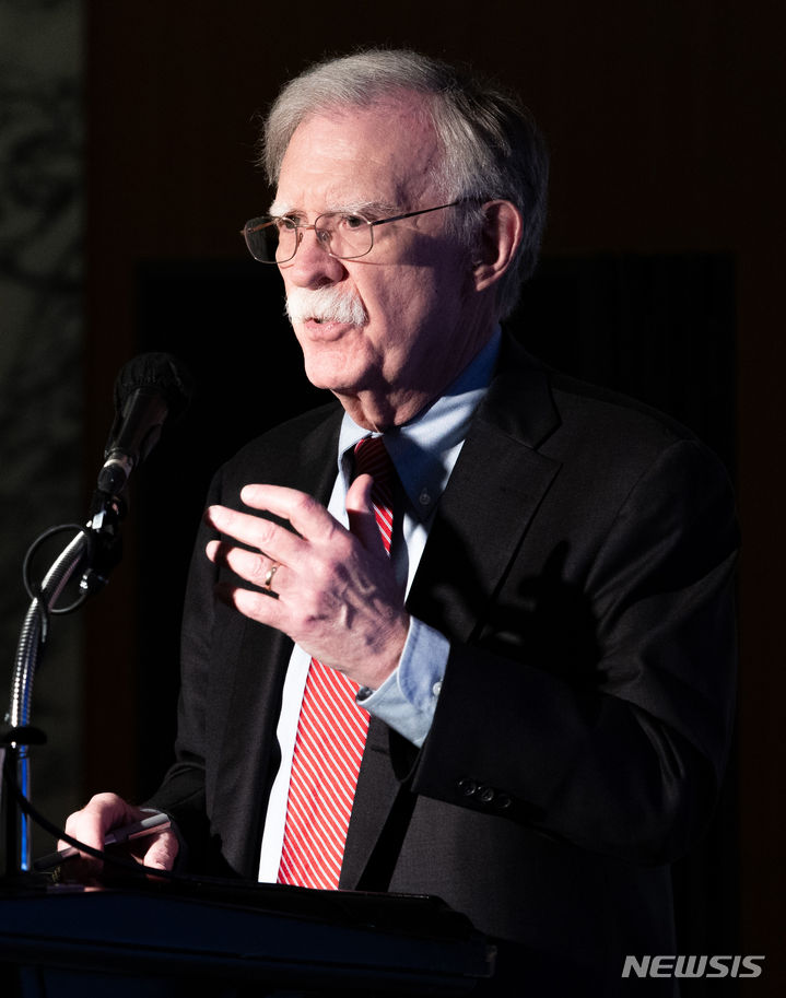 [서울=뉴시스] 황준선 기자 = 존 볼턴 전 백악관 국가안보보좌관이 도널드 트럼프 미 대통령이 27일(현지시각) 김정은 북한 총비서와 회담에 연연하면서 한반도 비핵화 노력이 훼손될 것을 우려했다. 사진은 지난해 6월 방한해 강연하는 볼턴. 2025.8.28.hwang@newsis.com