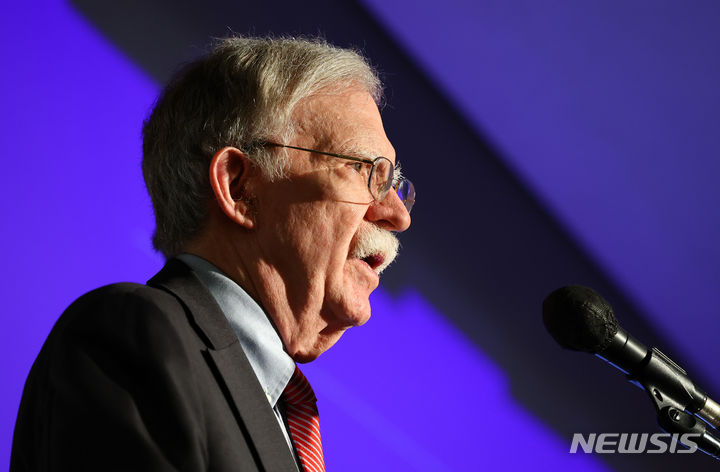 [서울=뉴시스] 황준선 기자 = 존 볼턴 전 백악관 국가안보보좌관이 지난해 6월25일 오전 서울 강남구 인터컨티넨탈 서울 코엑스에서 열린 전문건설공제조합 제2기 건설경영 CEO과정에서 미국 대선과 동아시아 외교를 주제로 강연하고 있다. 2025.08.11. hwang@newsis.com