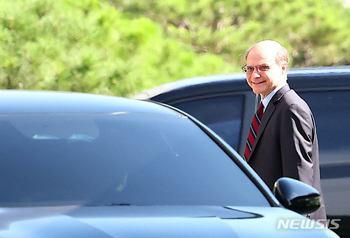 [서울=뉴시스] 김근수 기자 = 25일 오전 서울 동대문구 한국국방연구원에서 열린 제12차 한·미 방위비분담특별협정(SMA) 4차 회의에 참석하기 위해 미국측 대표단이 청사 안으로 들어가고 있다. 2024.06.25. ks@newsis.com