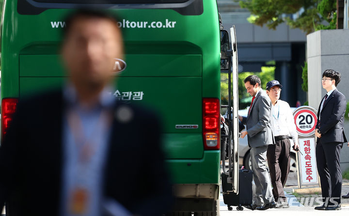 [서울=뉴시스] 김근수 기자 = 25일 오전 서울 동대문구 한국국방연구원에서 열린 제12차 한·미 방위비분담특별협정(SMA) 4차 회의에 참석하기 위해 미국측 대표단이 청사 안으로 들어가고 있다. 2024.06.25. ks@newsis.com