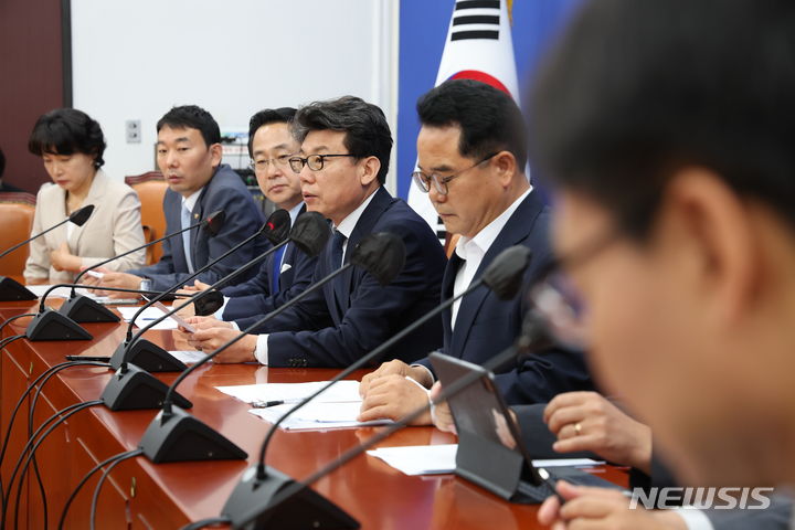 [서울=뉴시스] 고승민 기자= 진성준 더불어민주당 정책위의장이 25일 오전 서울 여의도 국회에서 열린 원내대책회의에서 발언하고 있다. 2024.06.25. kkssmm99@newsis.com