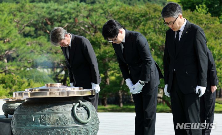 [서울=뉴시스] 고범준 기자 = 국민의힘 당 대표 경선 출마를 선언한 한동훈 전 비상대책위원장이 25일 오전 서울 동작구 국립서울현충원 현충탑에서 분향, 묵념하고 있다. 2024.06.25. bjko@newsis.com
