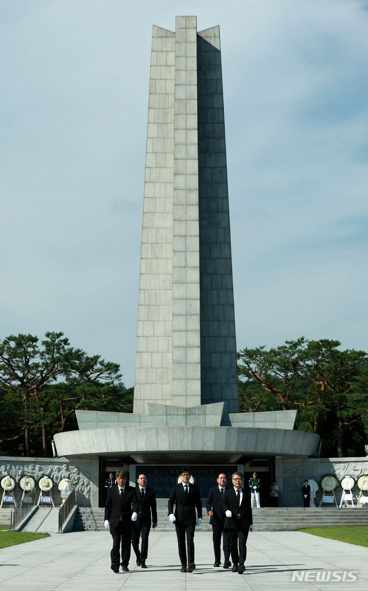 [서울=뉴시스] 고범준 기자 = 국민의힘 당 대표 경선 출마를 선언한 한동훈 전 비상대책위원장이 25일 오전 서울 동작구 국립서울현충원에서 참배를 마치고 이동하고 있다. 2024.06.25. bjko@newsis.com