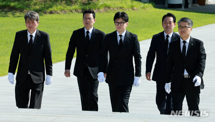 [서울=뉴시스] 고범준 기자 = 국민의힘 당 대표 경선 출마를 선언한 한동훈 전 비상대책위원장이 25일 오전 서울 동작구 국립서울현충원에서 참배를 하기 위해 이동하고 있다. 2024.06.25. bjko@newsis.com