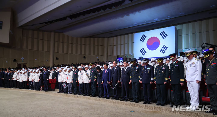 [대구=뉴시스] 최진석 기자 = 윤석열 대통령과 부인 김건희 여사가 25일 대구 북구 엑스코에서 열린 6·25전쟁 74주년 행사에서 묵념을 하고 있다. 2024.06.25. myjs@newsis.com