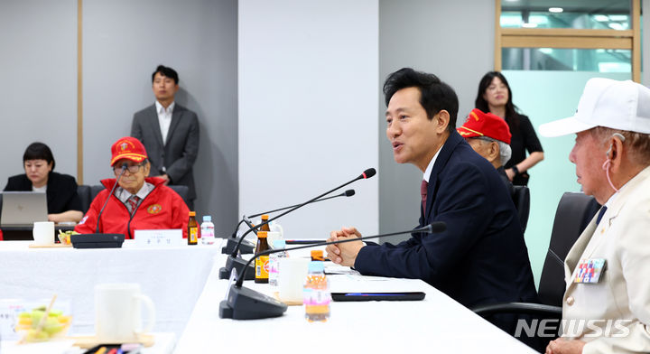 [서울=뉴시스] 전신 기자 = 오세훈 서울시장이 25일 서울 중구 서울시청에서 열린 6.25 74주년 참전용사 간담회에서 발언하고 있다. 2024.06.25. photo1006@newsis.com