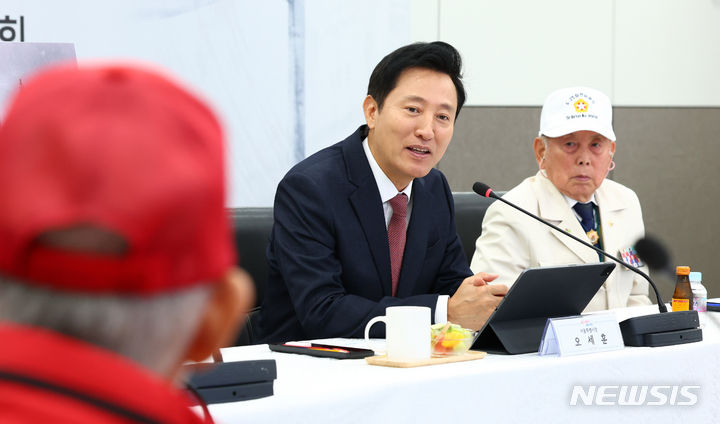 [서울=뉴시스] 전신 기자 = 오세훈 서울시장이 25일 서울 중구 서울시청에서 열린 6.25 74주년 참전용사 간담회에서 발언하고 있다. 2024.06.25. photo1006@newsis.com