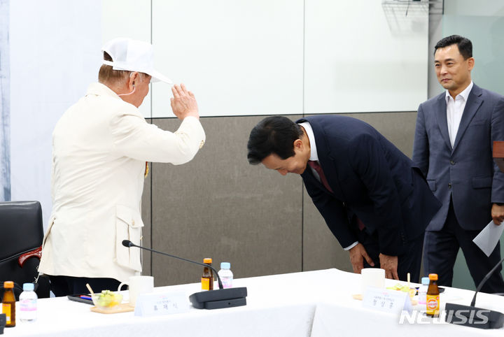 [서울=뉴시스] 전신 기자 = 오세훈 서울시장이 25일 서울 중구 서울시청에서 열린 6.25 74주년 참전용사 간담회에서 참석자들과 인사하고 있다. 2024.06.25. photo1006@newsis.com