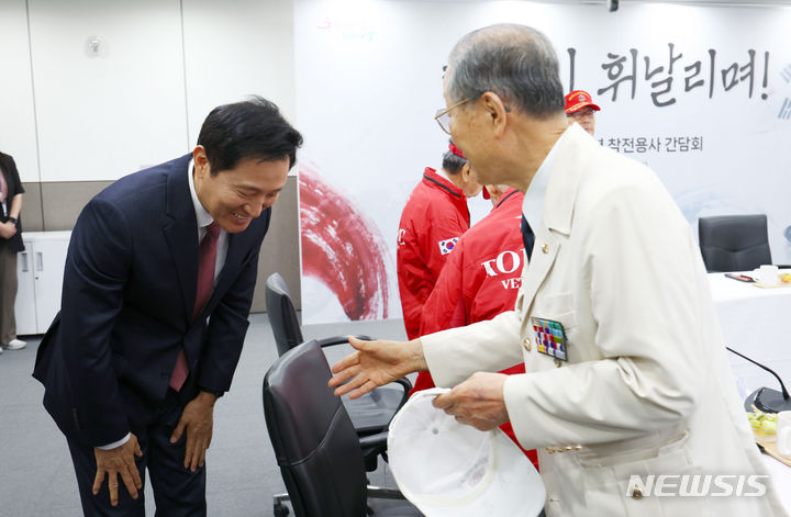 [서울=뉴시스] 전신 기자 = 오세훈 서울시장이 25일 서울 중구 서울시청에서 열린 6.25 74주년 참전용사 간담회에서 참석자들과 인사하고 있다. 2024.06.25. photo1006@newsis.com