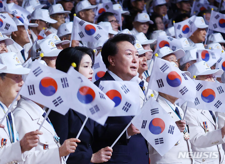 [대구=뉴시스] 최진석 기자 = 윤석열 대통령과 부인 김건희 여사가 25일 대구 북구 엑스코에서 열린 6·25전쟁 74주년 행사에서 6·25의 노래를 제창하고 있다. 2024.06.25. myjs@newsis.com
