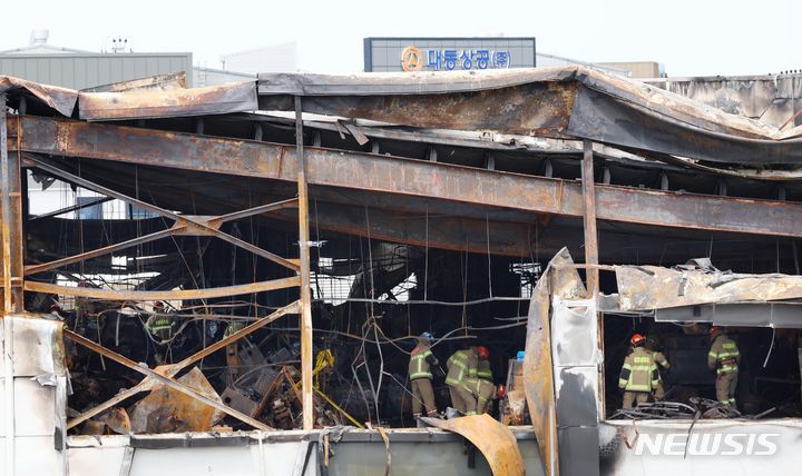 [화성=뉴시스] 김종택 기자 = 지난 6월25일 오전 경기 화성시 서신면 일차전지 제조 공장 아리셀 건물 화재 현장에서 소방대원들이 수색 작업을 하고 있다. (공동취재) 2024.06.25. photo@newsis.com