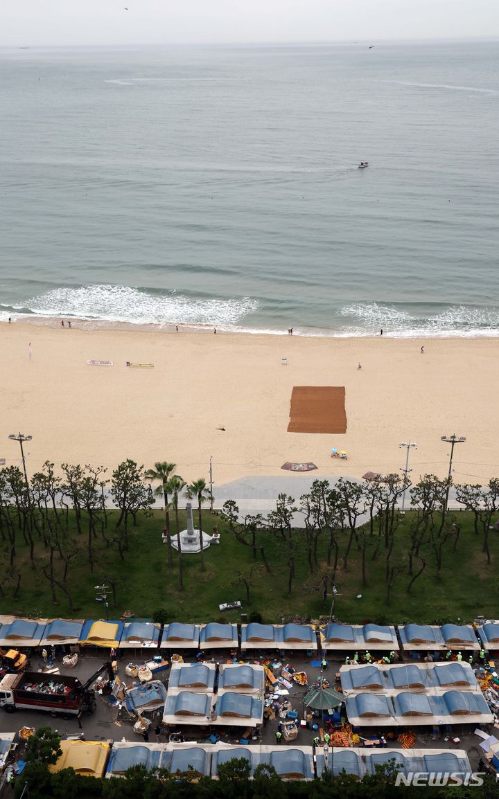 [부산=뉴시스] 하경민 기자 = 1960년대 초부터 영업을 한 부산 해운대 바다마을 포장마차촌이 추억 속으로 사라졌다. 25일 해운대구청 관계자들이 중장비를 동원해 포장마차촌을 철거하고 있다. 이 포장마차촌은 시유지 무단점용과 무신고 영업행위 등 논란이 끊이지 않았고, 해운대구는 2021년 상인들과 2년6개월의 유예기간을 거쳐 올 1월31일 자진 철거하기로 합의하고 이날 최종 철거에 나섰다. 2024.06.25. yulnetphoto@newsis.com