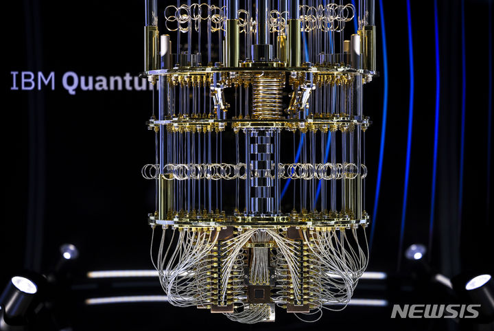 [고양=뉴시스] 정병혁 기자 = 25일 경기 고양시 킨텍스에서 열린 2024 퀀텀코리아에서 IBM의 양자컴퓨터 '퀀텀'이 전시되어 있다. 2024.06.25. jhope@newsis.com
