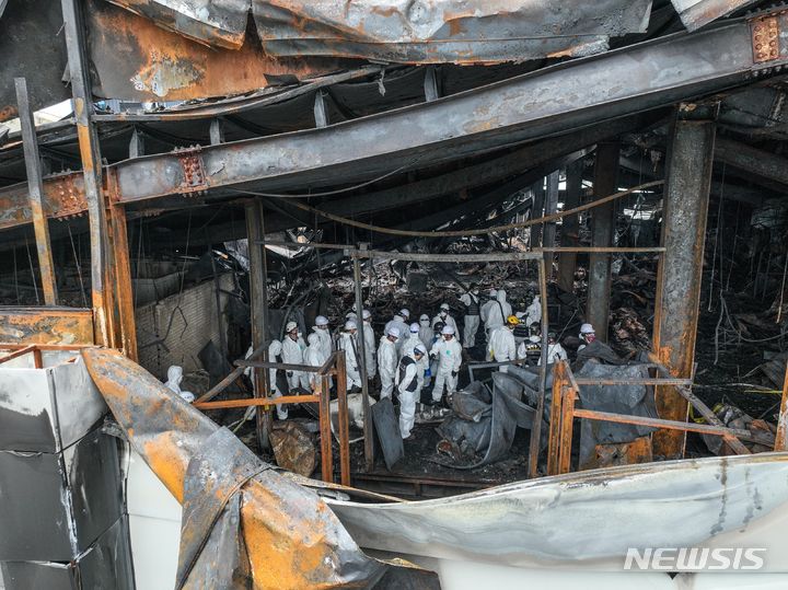[화성=뉴시스] 김종택 기자 = 지난달 25일 오전 경기 화성시 서신면 일차전지 제조 공장 아리셀 건물 화재 현장에서 국과수 합동 감식이 진행되고 있다. (공동취재) 2024.06.25. photo@newsis.com