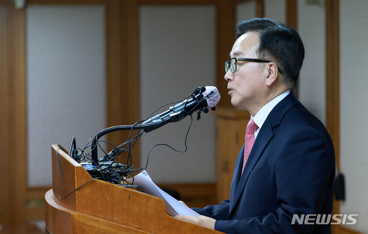 [서울=뉴시스] 고범준 기자 = 이동근 한국경영자총협회 상근부회장이 25일 오후 서울 마포구 경총회관에서 열린 노조법 개정 반대 긴급 기자회견에서 발언을 하고 있다. 2024.06.25. bjko@newsis.com