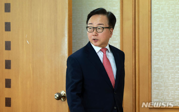 [서울=뉴시스] 고범준 기자 = 이동근 한국경영자총협회 상근부회장이 25일 오후 서울 마포구 경총회관에서 열린 노조법 개정 반대 긴급 기자회견에 참석하고 있다. 2024.06.25. bjko@newsis.com