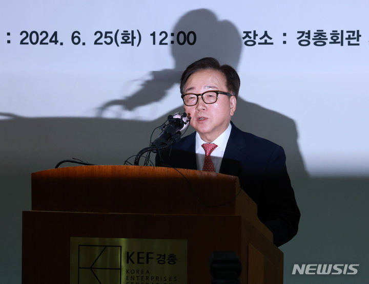 [서울=뉴시스] 고범준 기자 = 이동근 한국경영자총협회 상근부회장이 25일 오후 서울 마포구 경총회관에서 열린 노조법 개정 반대 긴급 기자회견에서 발언을 하고 있다. 2024.06.25. bjko@newsis.com