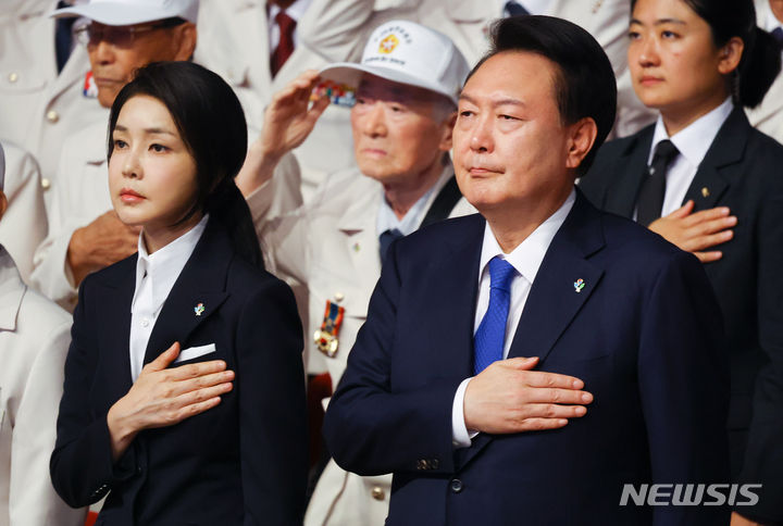[대구=뉴시스] 최진석 기자 = 윤석열 대통령과 부인 김건희 여사가 25일 대구 북구 엑스코에서 열린 6·25전쟁 74주년 행사에서 국기에 대한 경례를 하고 있다. 2024.06.25. myjs@newsis.com