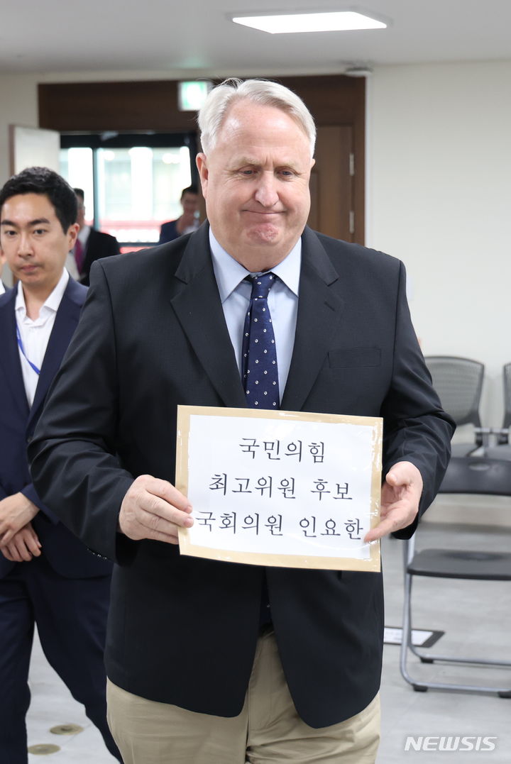 [서울=뉴시스] 고승민 기자 = 인요한 국민의힘 의원이 25일 서울 여의도 국민의힘 당사에서 최고위원 선거 후보 등록을 하기 위해 서류를 들고 접수처로 향하고 있다. 2024.06.25. kkssmm99@newsis.com