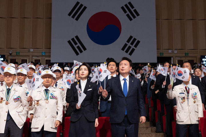 [대구=뉴시스] 최진석 기자 = 윤석열 대통령과 부인 김건희 여사가 25일 대구 북구 엑스코에서 열린 6·25전쟁 74주년 행사에서 6·25의 노래를 제창하고 있다. (사진=대통령실 제공) 2024.06.25. photo@newsis.com *재판매 및 DB 금지