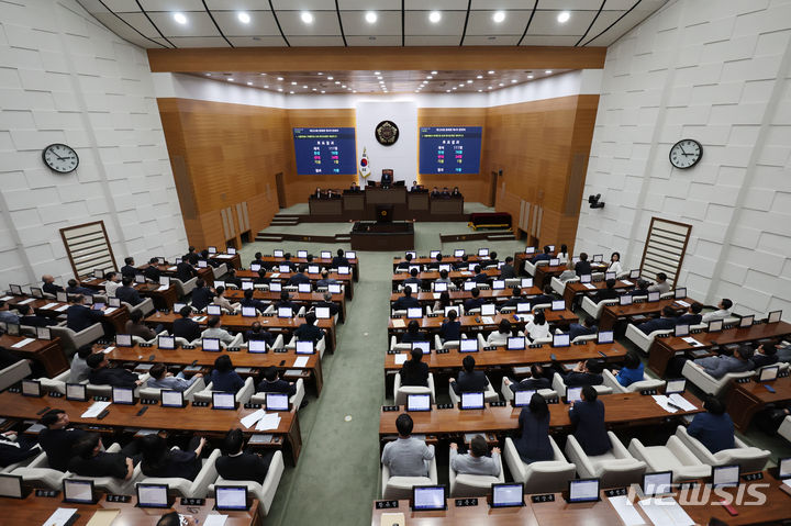 [서울=뉴시스] 김진아 기자 = 25일 서울 중구 서울시의회에서 열린 제324차 정례회 제4차 본회의에서 서울특별시 학생인권 조례 폐지조례안 재의의 건이 가결되된 모습. 2024.06.25. bluesoda@newsis.com