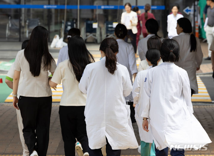 [서울=뉴시스] 황준선 기자 = 지난달 25일 서울의 한 대학병원 의료진이 발걸음을 옮기고 있다. 2024.06.25. hwang@newsis.com