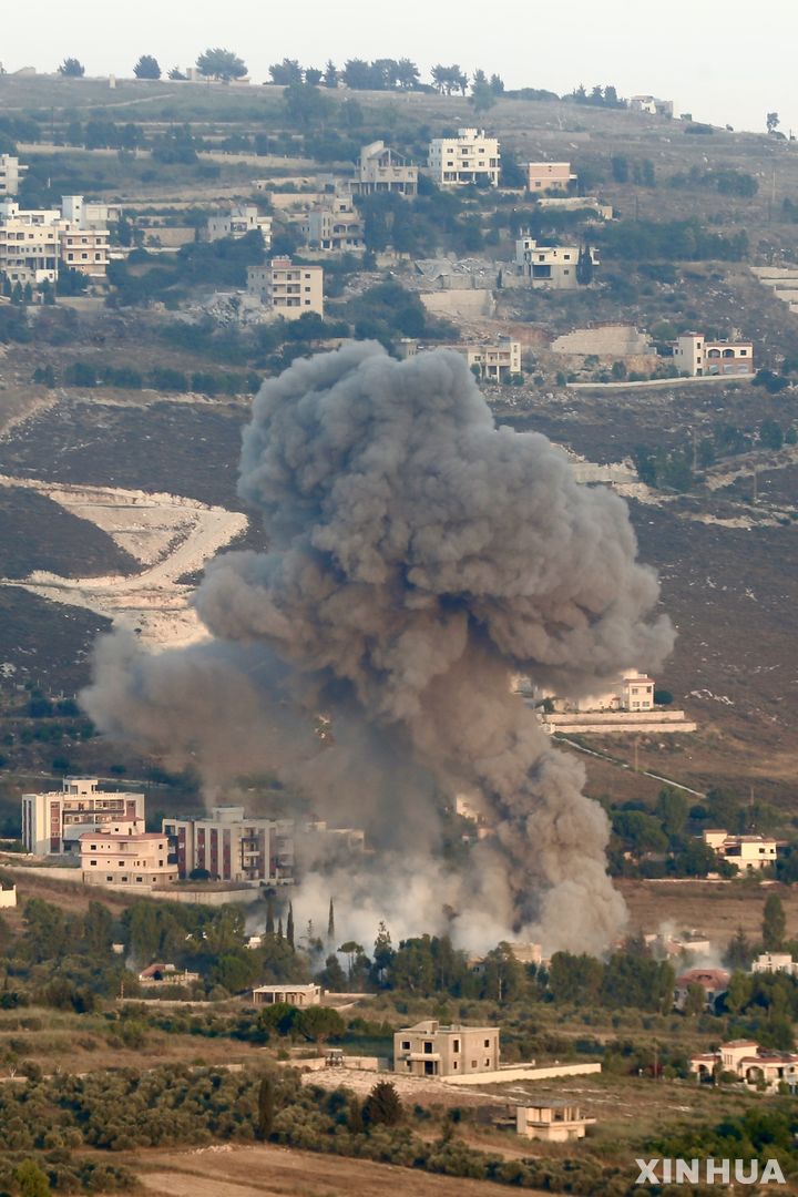 [키암=신화/뉴시스] 지난 23일(현지시각) 이스라엘의 공습을 받은 레바논 키암에서 연기가 솟구치고 있다. 2024.06.26.