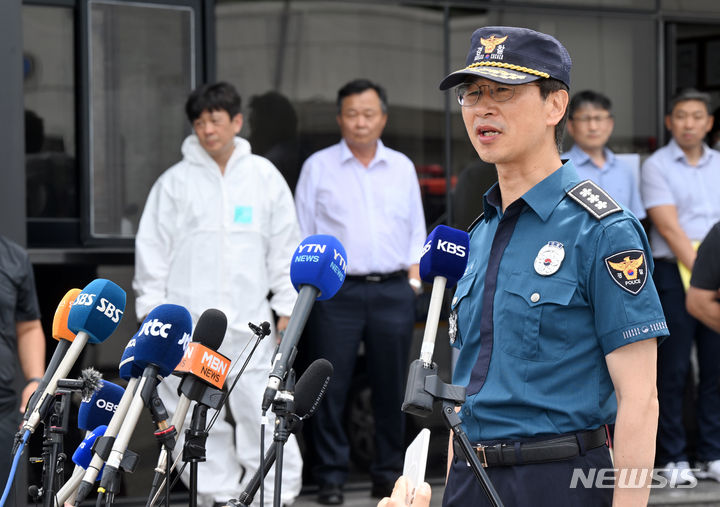 [화성=뉴시스] 김종택 기자 = 김봉식 경기남부경찰청장이 25일 오후 화성시 화재사고 현장인 아리셀공장에서 브리핑을 하고 있다. (공동취재) 2024.06.25. photo@newsis.com