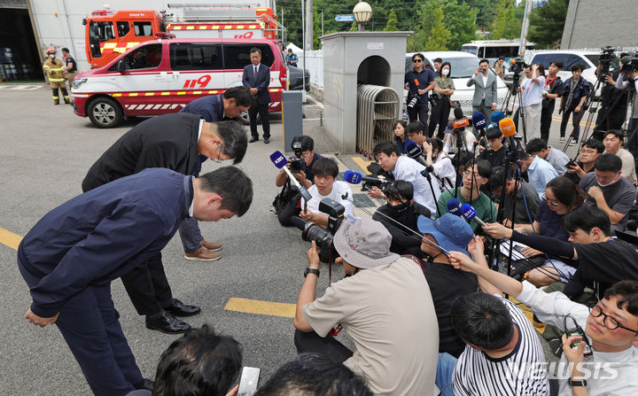 [화성=뉴시스] 김종택 기자 = 25일 오후 화성시 서신면 리튬전지 공장인 아리셀에서 박순관 에스코넥 대표(왼쪽 두번째)가 23명의 사망자를 낸 사고가 발생한 것에 대해 고개 숙여 사과하고 있다. (공동취재) 2024.06.25. photo@newsis.com