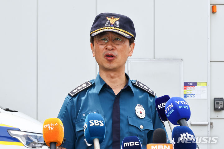 [화성=뉴시스] 김종택 기자 = 김봉식 경기남부경찰청장이 25일 오후 화성시 화재사고 현장인 아리셀공장에서 브리핑을 하고 있다. (공동취재) 2024.06.25. photo@newsis.com