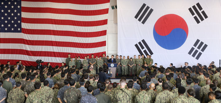 [서울=뉴시스] 조수정 기자 = 윤석열 대통령이 25일 오후 부산 해군작전기지에 정박 중인 미국 시어도어 루즈벨트 항공모함을 방문, 격납고에서 한미장병들에게 격려 발언을 하며 주먹을 불끈 쥐고 있다. (사진=대통령실 제공) 2024.06.25. photo@newsis.com *재판매 및 DB 금지