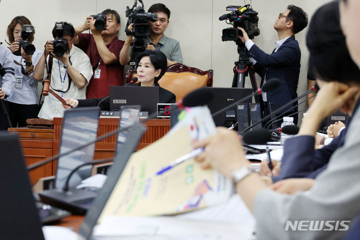 [서울=뉴시스] 조성우 기자 = 최민희 국회 과방위원장이 25일 오후 서울 여의도 국회에서 열린 과학기술정보방송통신위원회 전체회의에서 안건을 상정하며 의사봉을 두드리고 있다. 2024.06.25. xconfind@newsis.com