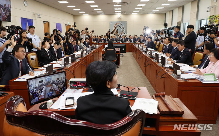 [서울=뉴시스] 조성우 기자 = 최민희 국회 과방위원장이 25일 오후 서울 여의도 국회에서 열린 과학기술정보방송통신위원회 전체회의에서 내달 2일 예정 회의에 증인 출석 요구의 건과 관련 국민의힘 의원들이 반대 의견에 거수 표명하는 모습을 지켜보고 있다.   2024.06.25. xconfind@newsis.com