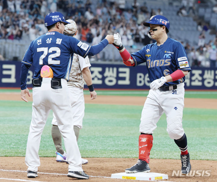 [서울=뉴시스] 김진아 기자 = 25일 서울 구로구 고척스카이돔에서 열린 2024 KBO리그 NC 다이노스와 키움 히어로즈의 경기, 7회초 1사 3루 NC 송아섭이 1타점 적시타를 친 후 기뻐하고 있다. 2024.06.25. bluesoda@newsis.com