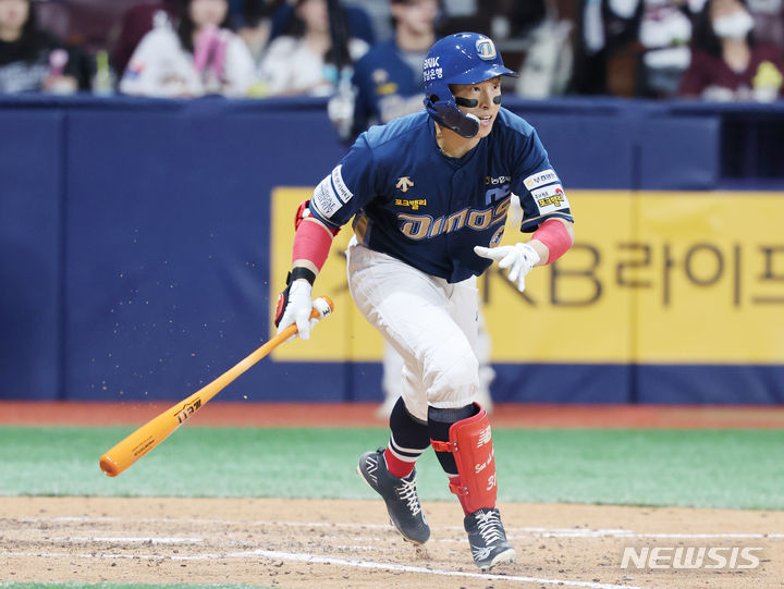 [서울=뉴시스] 김진아 기자 = 지난 6월25일 서울 구로구 고척스카이돔에서 열린 2024 KBO리그 NC 다이노스와 키움 히어로즈의 경기, 7회초 1사 3루 NC 송아섭이 1타점 적시타를 친 후 진루하고 있다. 2024.06.25. bluesoda@newsis.com