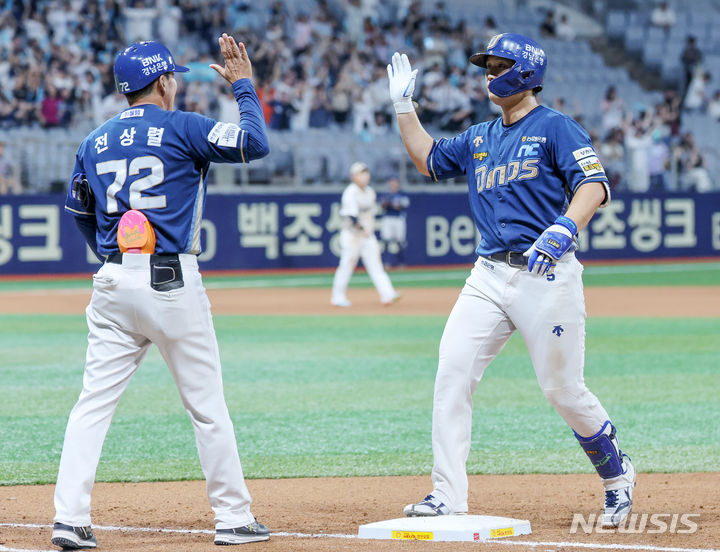 [서울=뉴시스] 김진아 기자 = 25일 서울 구로구 고척스카이돔에서 열린 2024 KBO리그 NC 다이노스와 키움 히어로즈의 경기, 8회초 2사 2,3루 NC 서호철이 2타점 역전타를 친 뒤 기뻐하고 있다. 2024.06.25. bluesoda@newsis.com