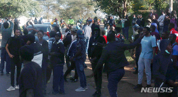 [나이로비(케냐)=뉴시스] 추상철 기자 = 25일(현지시간) 아프리카 케냐 나이로비 시내에서 세금 인상 법안 도입을 반대하는 시위대들이 모여 있다. 2024.06.26. 