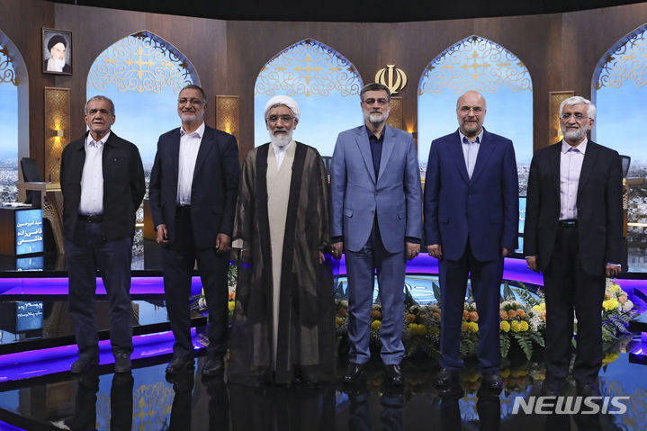 [테헤란=AP/뉴시스]25일(현지시각) 이란 테헤란 TV 스튜디오에서 이란 대선 후보들이 나란히 기념촬영을 하고 있다. 이란 대선에서 핵합의를 깨고 경제 제재를 가한 도널드 트럼프 전 미 대통령의 재선이 최대 화두다. 2024.06.27.