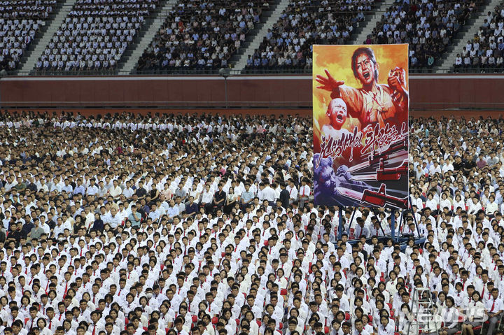 [평양=AP/뉴시스] 25일 북한 평양의 5월 1일 경기장에서 '미제 반대 투쟁의 날'(6·25) 기념 군중 집회가 열리고 있다. 2024.06.26.