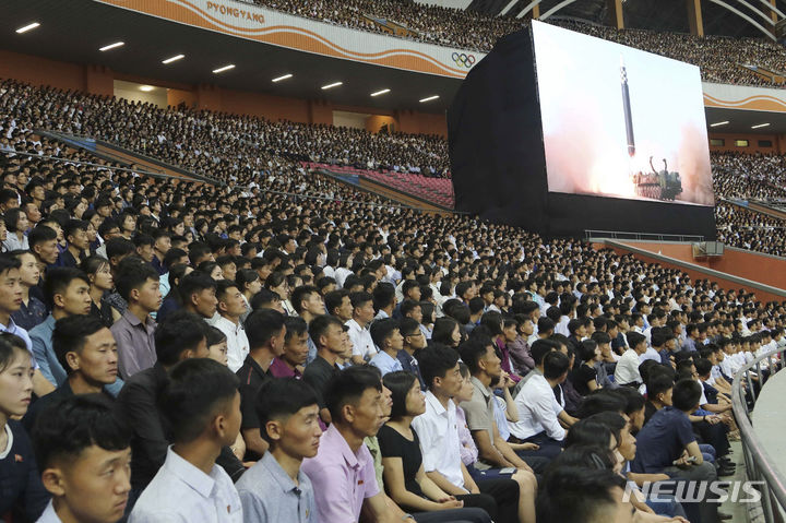 [평양=AP/뉴시스] 25일 북한 평양의 5월 1일 경기장에서 열린 '미제 반대 투쟁의 날'(6·25) 기념집회에 참석한 북한 주민들. 2024.06.26.