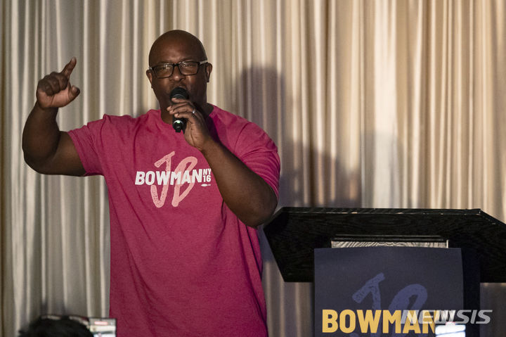 [AP/뉴시스] 미 민주당 뉴욕주의 자말 바우먼 연방 하원의원이 25일 당 경선 패배 후 지지자들에게 연설하고 있다.