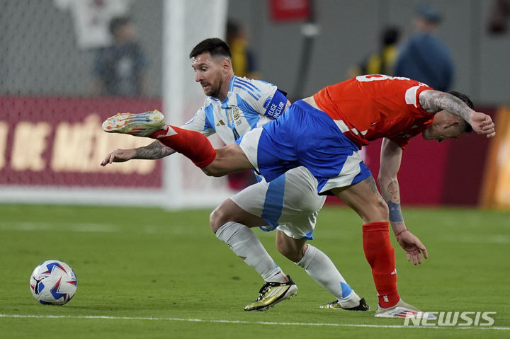 [뉴저지=AP/뉴시스] 26일(한국시각) 미국 뉴저지주 이스트 러더퍼드 메트라이프 스타디움에서 열린 '2024 남미축구연맹(CONMEBOL) 코파아메리카' 조별리그 A조 2차전 칠레와의 경기에서 리오넬 메시(왼쪽)와 칠레 로드리고 에체베리아가 공을 다투고 있다. 2024.06.26.