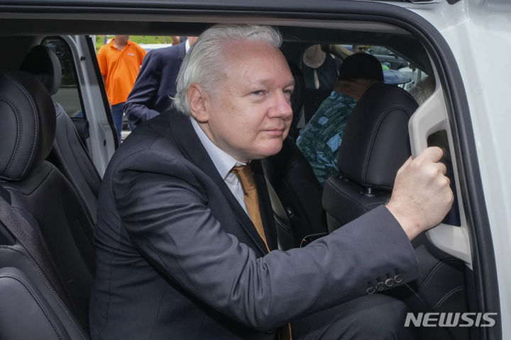 [사이판=AP/뉴시스]위키리크스 창립자 줄리안 어산지가 26일(현지시각) 미국령 북마리아나제도 사이판에서 법원을 떠나고 있다. 2024.06.26.