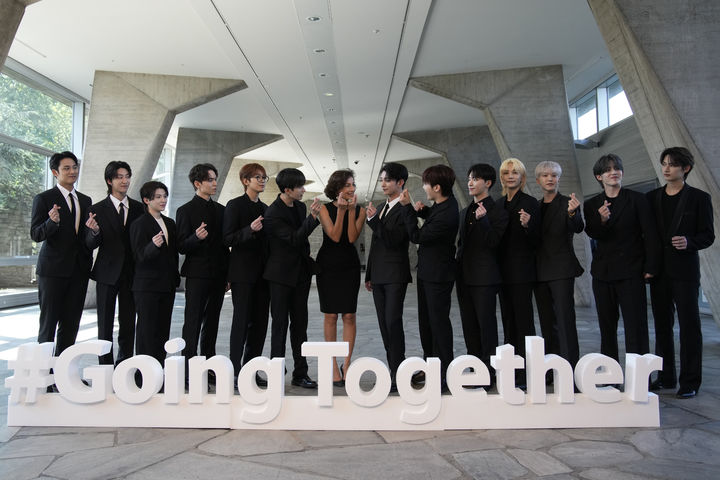 [파리=AP/뉴시스] 대세 그룹 '세븐틴'(SVT) 멤버들이 6월26일 프랑스 파리 유네스코 본부에서 오드레 아줄레(Audrey Azoulay) 사무총장과 청년 교육을 위한 '고잉 투게더(#Going Together)' 글로벌 캠페인 기념 사진을 촬영하고 있다.