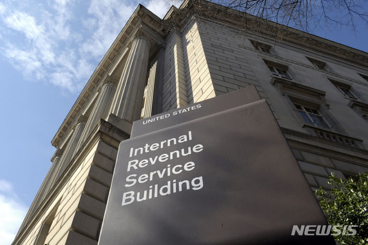 [워싱턴=AP/뉴시스]2013년 3월22일 워싱턴의 미 국세청(IRS) 건물 외관 모습. 미 연방법원은 IRS가 이민단속국(ICE) 요청에 따라 불법이민 납세자들의 명단과 주소등을 제공하는 것을 막아달라는 인권단체들의 제소를 기각했다. 2025.05.13. 