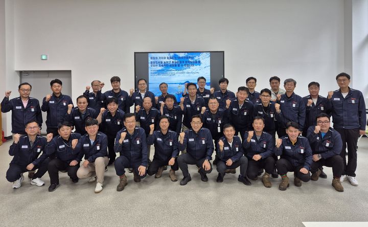 [고성(경남)=뉴시스] 신정철 기자= SK오션플랜트가 품질경영을 강화하고 품질문화를 확립하기 위해 ‘Leader Group 품질 워크숍’을 두차례에 걸쳐 개최했다고 26일 밝혔다. 사진은 품질경영 강화를 위한 ‘Leader Group 품질 워크숍’에서 참석자들이 기념촬영을 하고 있다.(사진=SK오션플랜트 제공).2024.06.26. photo@newsis.com *재판매 및 DB 금지