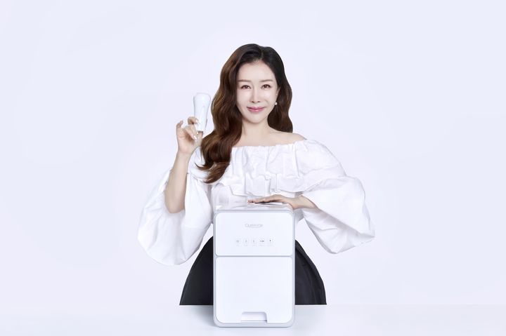 [서울=뉴시스] 빌트인 음식물처리기 쾌존, 첫 광고 모델로 배우 박준금 발탁 (사진=쾌존 제공) 2024.06.26. photo@newsis.com *재판매 및 DB 금지