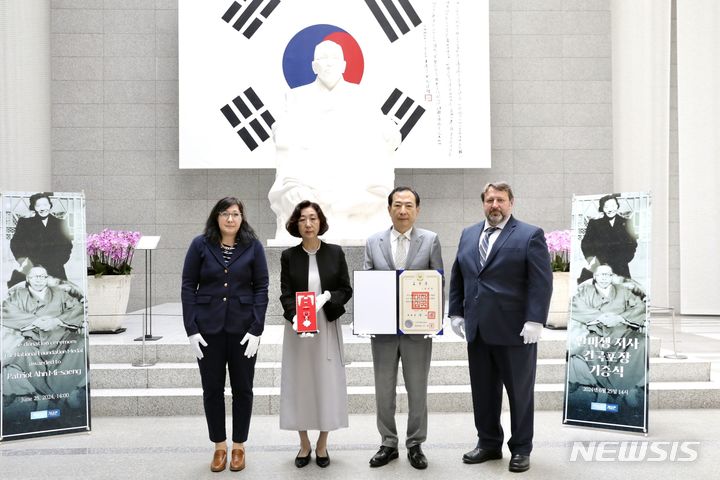 [서울=뉴시스] 김미 백범김구기념관장, 김호연 빙그레 회장 기증식. (사진=빙그레 제공)